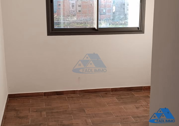 شقة جديدة للشراء مع شرفة في الطابق الثالث شقة جديدة للشراء مع شرفة في الطابق الثالث