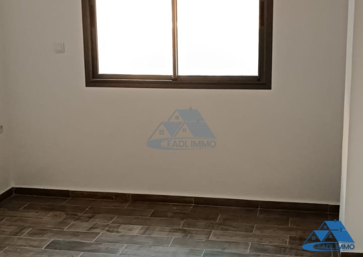 شقة جديدة للشراء مع شرفة في الطابق الثالث