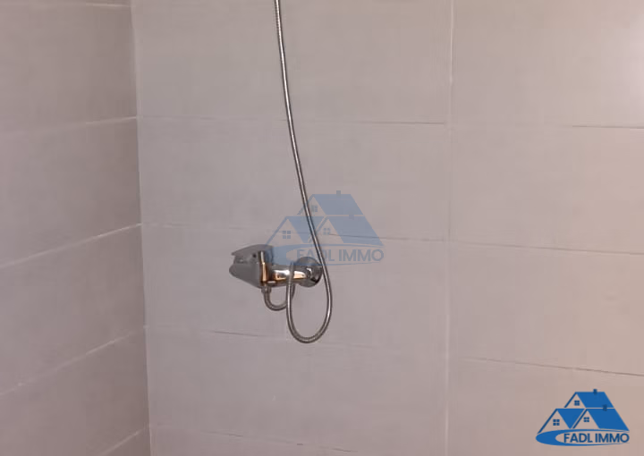 شقة جديدة للشراء مع شرفة في الطابق الثالث شقة جديدة للشراء مع شرفة في الطابق الثالث