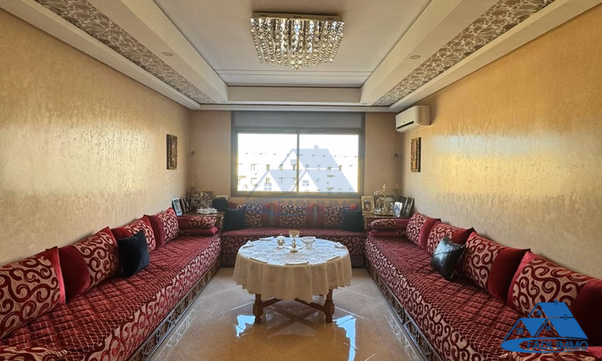 شقة للشراء مع شرفة في الطابق الثالث