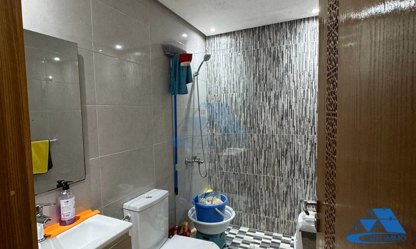 شقة للشراء مع شرفة في الطابق الثالث