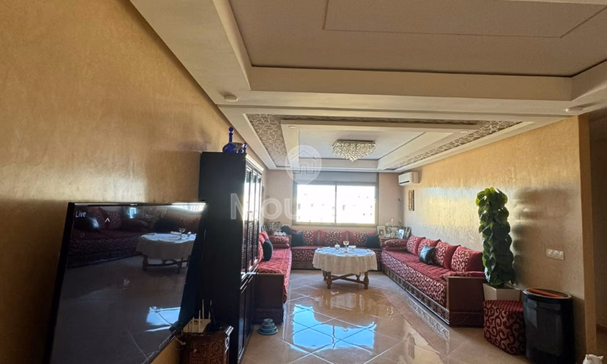 شقة للشراء مع شرفة في الطابق الثالث