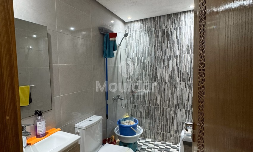 شقة للشراء مع شرفة في الطابق الثالث