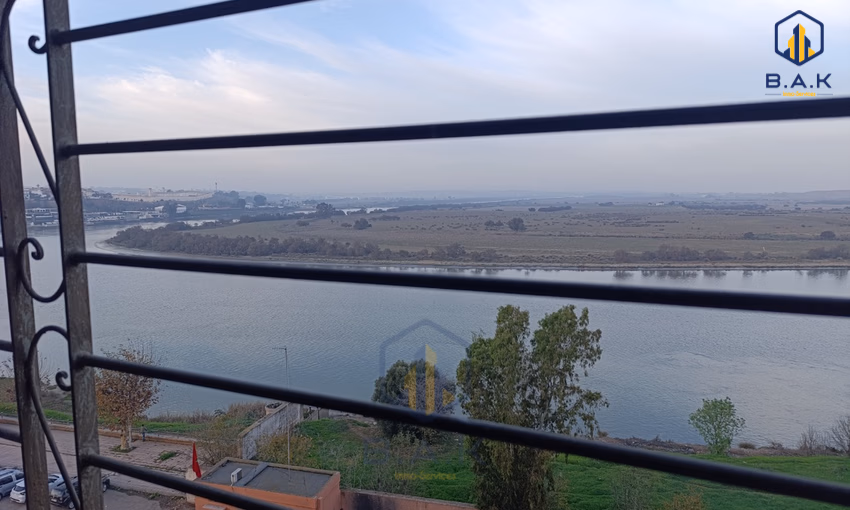 شقة للشراء مع شرفة في الطابق الخامس