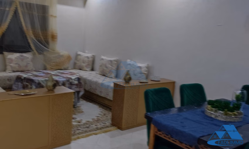 شقة للإيجار مع شرفة في الطابق الرابع