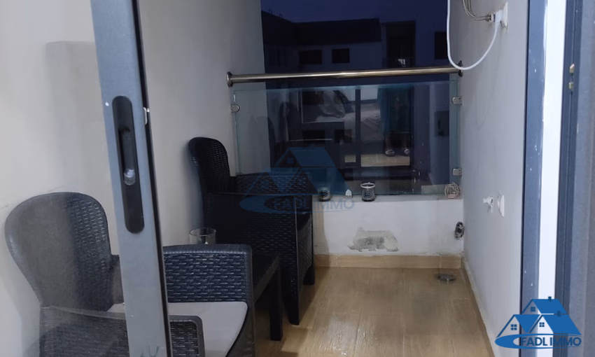 شقة للإيجار مع شرفة في الطابق الرابع شقة للإيجار مع شرفة في الطابق الرابع