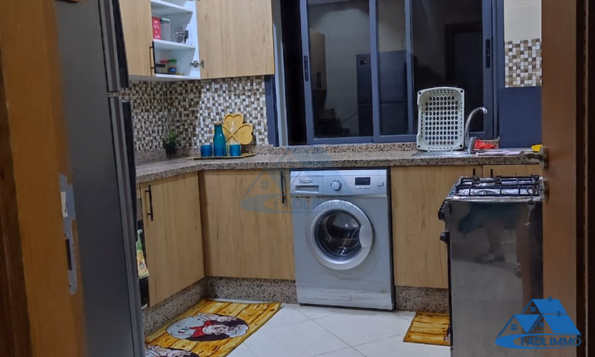 شقة للإيجار مع شرفة في الطابق الرابع شقة للإيجار مع شرفة في الطابق الرابع