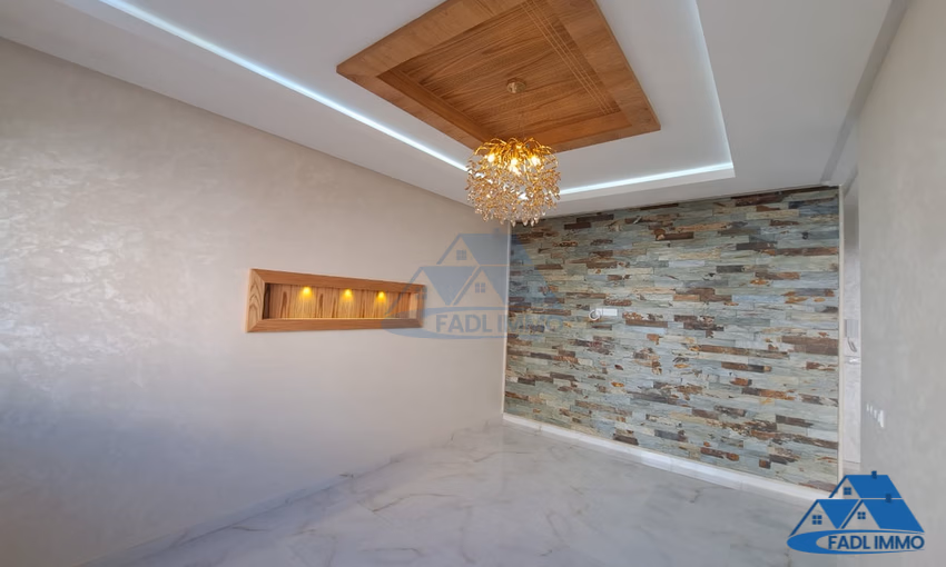 شقة جديدة للشراء مع شرفة في الطابق الأول