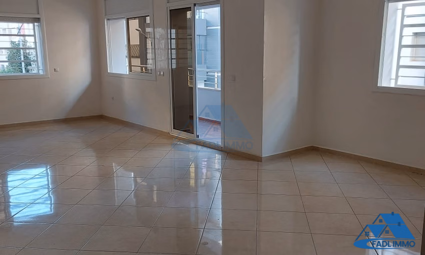 شقة للشراء مع تراس في الطابق الثاني