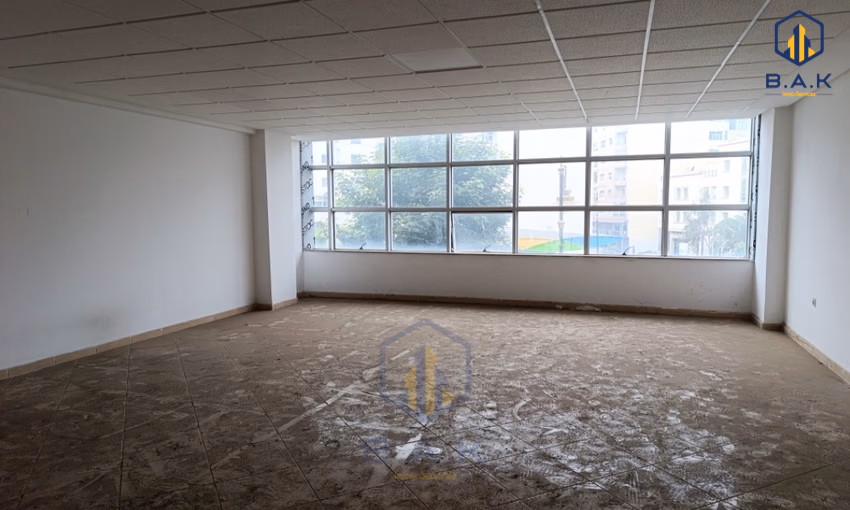 Bureau neuf à louer avec parking au premier étage