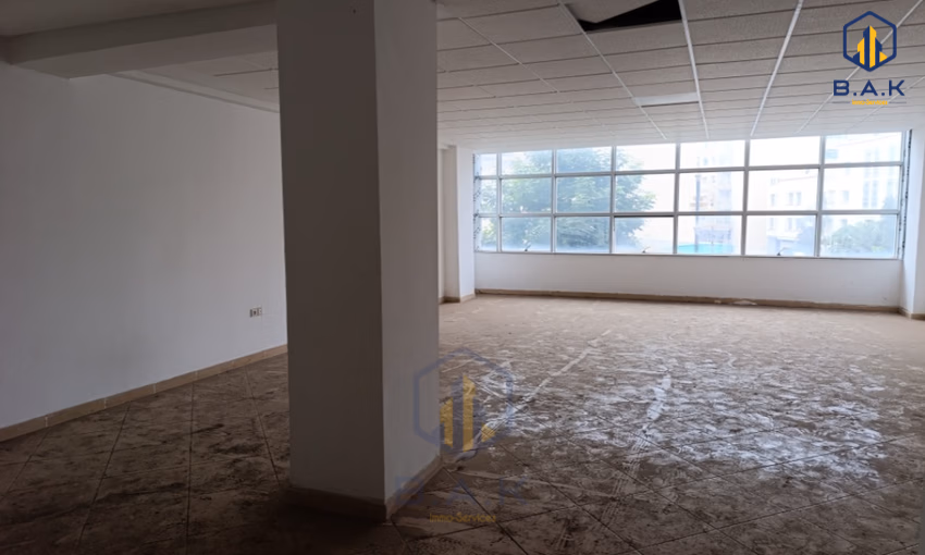 Bureau neuf à louer avec parking au premier étage