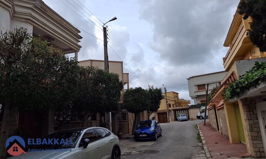 EN VENTA - HERMOSA VILLA ANTIGUA 

Ubicada en un barrio tranquilo y codiciado de Tánger, a 2 pasos de la escuela