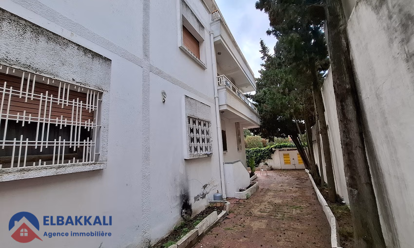 EN VENTA - HERMOSA VILLA ANTIGUA 

Ubicada en un barrio tranquilo y codiciado de Tánger, a 2 pasos de la escuela
