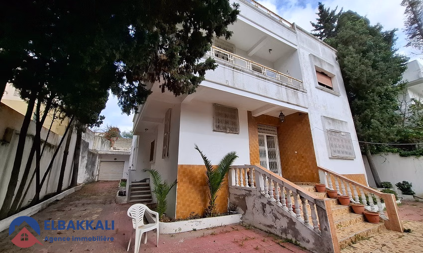 EN VENTA - HERMOSA VILLA ANTIGUA 

Ubicada en un barrio tranquilo y codiciado de Tánger, a 2 pasos de la escuela