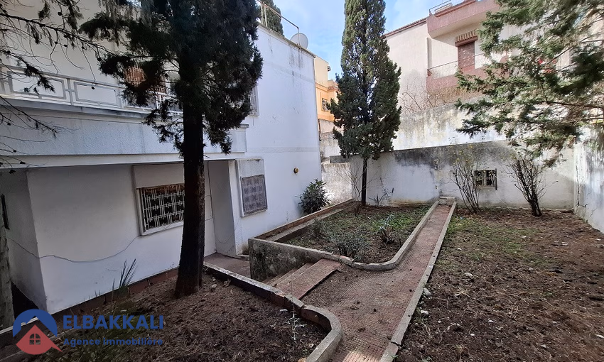 EN VENTA - HERMOSA VILLA ANTIGUA 

Ubicada en un barrio tranquilo y codiciado de Tánger, a 2 pasos de la escuela