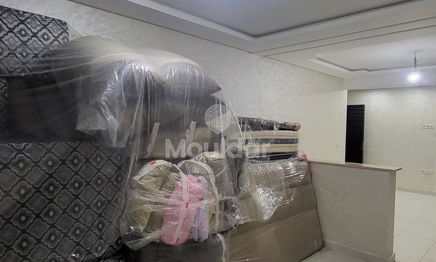 Hay Charaf mahallesinde, Casa yolunda 2 odalı daire için satış. 

- Asansörlü güvenli rezidans 
- Marjane yakınında sakin bir mahalle ve iyi komşuluk 
- 1. katta 

Daire detayları : 
- 2 oda 
- Donanımlı mutfak 
- 14 m² teras 
- Toplam alan: 83 m² 

Satış fiyatı: 940 000 dh 
Koşullar: %2,5 komisyon 

Çevredeki olanaklar : 
- Yerinde işletmeler (restoran, kafe, market…)  - view 6