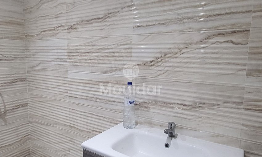 Hay Charaf mahallesinde, Casa yolunda 2 odalı daire için satış. 

- Asansörlü güvenli rezidans 
- Marjane yakınında sakin bir mahalle ve iyi komşuluk 
- 1. katta 

Daire detayları : 
- 2 oda 
- Donanımlı mutfak 
- 14 m² teras 
- Toplam alan: 83 m² 

Satış fiyatı: 940 000 dh 
Koşullar: %2,5 komisyon 

Çevredeki olanaklar : 
- Yerinde işletmeler (restoran, kafe, market…)  - view 13