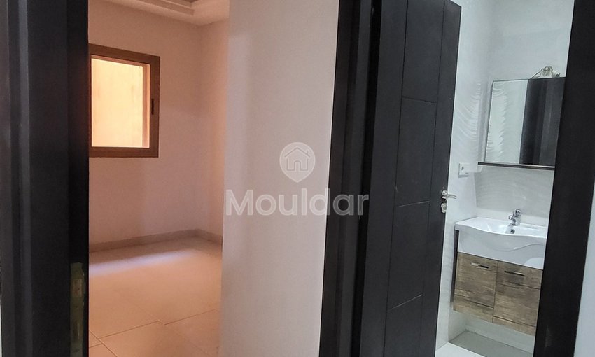 Hay Charaf mahallesinde, Casa yolunda 2 odalı daire için satış. 

- Asansörlü güvenli rezidans 
- Marjane yakınında sakin bir mahalle ve iyi komşuluk 
- 1. katta 

Daire detayları : 
- 2 oda 
- Donanımlı mutfak 
- 14 m² teras 
- Toplam alan: 83 m² 

Satış fiyatı: 940 000 dh 
Koşullar: %2,5 komisyon 

Çevredeki olanaklar : 
- Yerinde işletmeler (restoran, kafe, market…)  - view 9