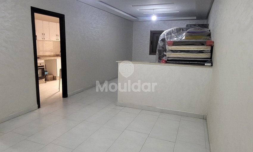 Hay Charaf mahallesinde, Casa yolunda 2 odalı daire için satış. 

- Asansörlü güvenli rezidans 
- Marjane yakınında sakin bir mahalle ve iyi komşuluk 
- 1. katta 

Daire detayları : 
- 2 oda 
- Donanımlı mutfak 
- 14 m² teras 
- Toplam alan: 83 m² 

Satış fiyatı: 940 000 dh 
Koşullar: %2,5 komisyon 

Çevredeki olanaklar : 
- Yerinde işletmeler (restoran, kafe, market…)  - view 4