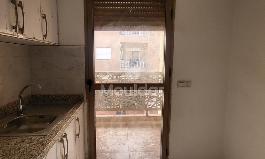 Hay Charaf mahallesinde, Casa yolunda 2 odalı daire için satış. 

- Asansörlü güvenli rezidans 
- Marjane yakınında sakin bir mahalle ve iyi komşuluk 
- 1. katta 

Daire detayları : 
- 2 oda 
- Donanımlı mutfak 
- 14 m² teras 
- Toplam alan: 83 m² 

Satış fiyatı: 940 000 dh 
Koşullar: %2,5 komisyon 

Çevredeki olanaklar : 
- Yerinde işletmeler (restoran, kafe, market…)  - view 11