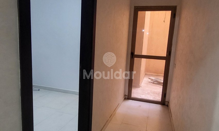 Hay Charaf mahallesinde, Casa yolunda 2 odalı daire için satış. 

- Asansörlü güvenli rezidans 
- Marjane yakınında sakin bir mahalle ve iyi komşuluk 
- 1. katta 

Daire detayları : 
- 2 oda 
- Donanımlı mutfak 
- 14 m² teras 
- Toplam alan: 83 m² 

Satış fiyatı: 940 000 dh 
Koşullar: %2,5 komisyon 

Çevredeki olanaklar : 
- Yerinde işletmeler (restoran, kafe, market…)  - view 3