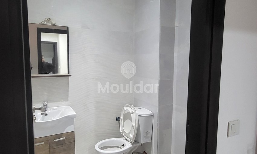 Hay Charaf mahallesinde, Casa yolunda 2 odalı daire için satış. 

- Asansörlü güvenli rezidans 
- Marjane yakınında sakin bir mahalle ve iyi komşuluk 
- 1. katta 

Daire detayları : 
- 2 oda 
- Donanımlı mutfak 
- 14 m² teras 
- Toplam alan: 83 m² 

Satış fiyatı: 940 000 dh 
Koşullar: %2,5 komisyon 

Çevredeki olanaklar : 
- Yerinde işletmeler (restoran, kafe, market…)  - view 14