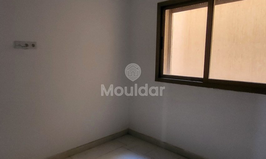 Hay Charaf mahallesinde, Casa yolunda 2 odalı daire için satış. 

- Asansörlü güvenli rezidans 
- Marjane yakınında sakin bir mahalle ve iyi komşuluk 
- 1. katta 

Daire detayları : 
- 2 oda 
- Donanımlı mutfak 
- 14 m² teras 
- Toplam alan: 83 m² 

Satış fiyatı: 940 000 dh 
Koşullar: %2,5 komisyon 

Çevredeki olanaklar : 
- Yerinde işletmeler (restoran, kafe, market…)  - view 2