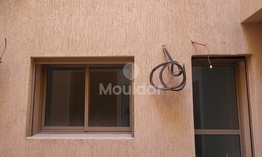 Hay Charaf mahallesinde, Casa yolunda 2 odalı daire için satış. 

- Asansörlü güvenli rezidans 
- Marjane yakınında sakin bir mahalle ve iyi komşuluk 
- 1. katta 

Daire detayları : 
- 2 oda 
- Donanımlı mutfak 
- 14 m² teras 
- Toplam alan: 83 m² 

Satış fiyatı: 940 000 dh 
Koşullar: %2,5 komisyon 

Çevredeki olanaklar : 
- Yerinde işletmeler (restoran, kafe, market…)  - view 5