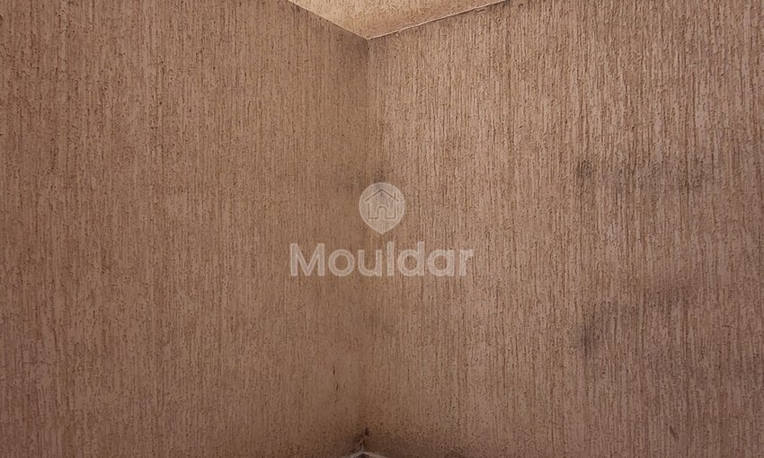 Hay Charaf mahallesinde, Casa yolunda 2 odalı daire için satış. 

- Asansörlü güvenli rezidans 
- Marjane yakınında sakin bir mahalle ve iyi komşuluk 
- 1. katta 

Daire detayları : 
- 2 oda 
- Donanımlı mutfak 
- 14 m² teras 
- Toplam alan: 83 m² 

Satış fiyatı: 940 000 dh 
Koşullar: %2,5 komisyon 

Çevredeki olanaklar : 
- Yerinde işletmeler (restoran, kafe, market…)  - view 7