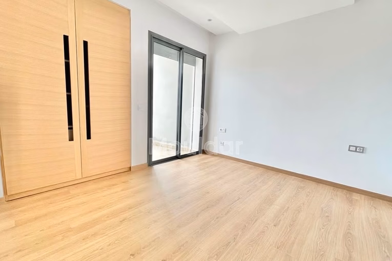 فيلا فاخرة للإيجار: 4 غرف في عين دياب