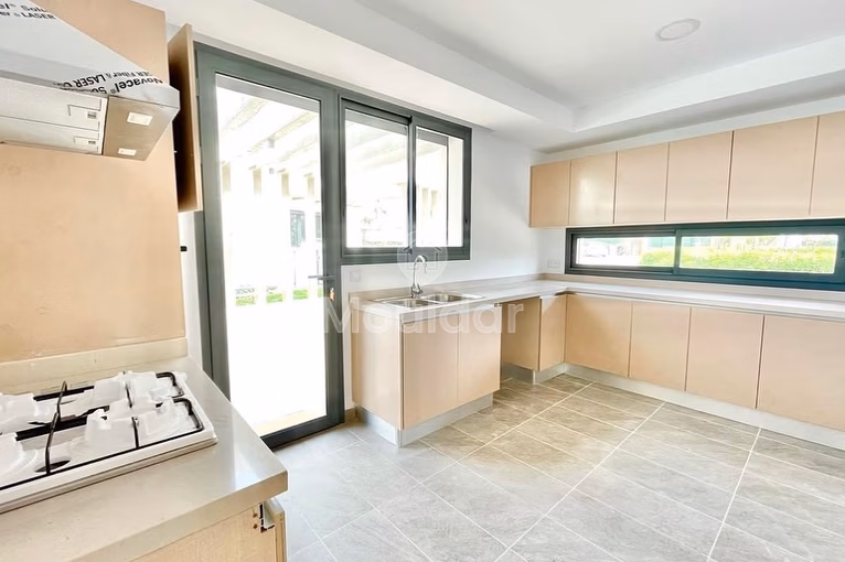 فيلا فاخرة للإيجار: 4 غرف في عين دياب