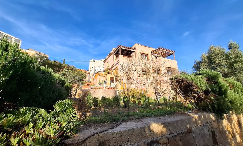 فيلا حديثة للإيجار في طنجة: راحة ومساحة