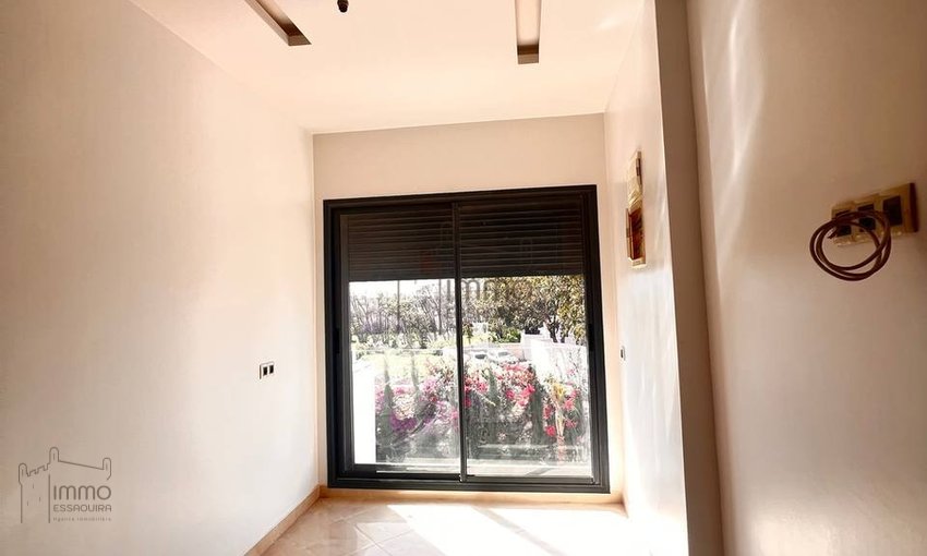 فيلا فسيحة على بعد 8 كم: أناقة وراحة للبيع - view 8