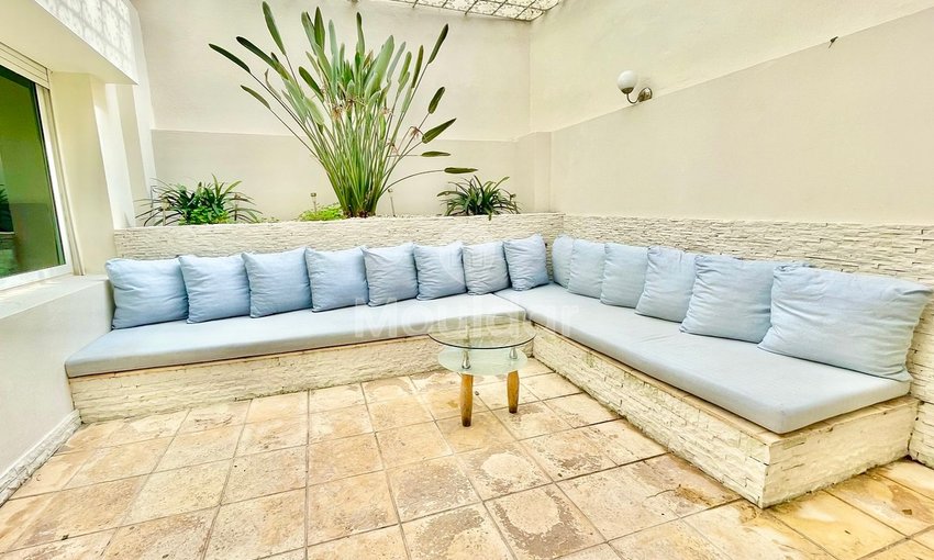 Ünlü Altın Üçgen'de bulunan ve 24 saat güvenli bir rezidans içinde kiralanabilir muhteşem bir mobilyalı daire.

Dairenin özellikleri:

- Toplam alan: 120 m², bunun 20 m²'si avlu
- 2 geniş yatak odası
- 2 banyo
- 1 WC
- Aydınlık ve geniş oturma odası
- Modern ve zarif mobilyalar
- Kişisel alanı olan tamamen donanımlı mutfak
- Geri çevrilebilir merkezi klima
- Garajda 1 park yeri

Konum:

- Birinci sınıf konum
- Tüm olanaklara yakın

Aylık 10.000 DHS kira ile, yönetime ait giderler dahil. - view 2