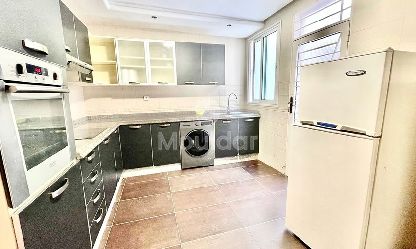 Ünlü Altın Üçgen'de bulunan ve 24 saat güvenli bir rezidans içinde kiralanabilir muhteşem bir mobilyalı daire.

Dairenin özellikleri:

- Toplam alan: 120 m², bunun 20 m²'si avlu
- 2 geniş yatak odası
- 2 banyo
- 1 WC
- Aydınlık ve geniş oturma odası
- Modern ve zarif mobilyalar
- Kişisel alanı olan tamamen donanımlı mutfak
- Geri çevrilebilir merkezi klima
- Garajda 1 park yeri

Konum:

- Birinci sınıf konum
- Tüm olanaklara yakın

Aylık 10.000 DHS kira ile, yönetime ait giderler dahil. - view 6