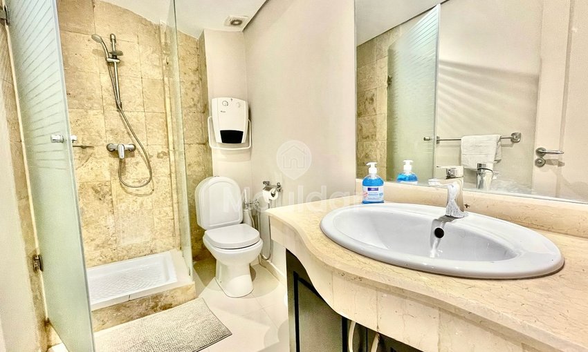 Ünlü Altın Üçgen'de bulunan ve 24 saat güvenli bir rezidans içinde kiralanabilir muhteşem bir mobilyalı daire.

Dairenin özellikleri:

- Toplam alan: 120 m², bunun 20 m²'si avlu
- 2 geniş yatak odası
- 2 banyo
- 1 WC
- Aydınlık ve geniş oturma odası
- Modern ve zarif mobilyalar
- Kişisel alanı olan tamamen donanımlı mutfak
- Geri çevrilebilir merkezi klima
- Garajda 1 park yeri

Konum:

- Birinci sınıf konum
- Tüm olanaklara yakın

Aylık 10.000 DHS kira ile, yönetime ait giderler dahil. - view 8