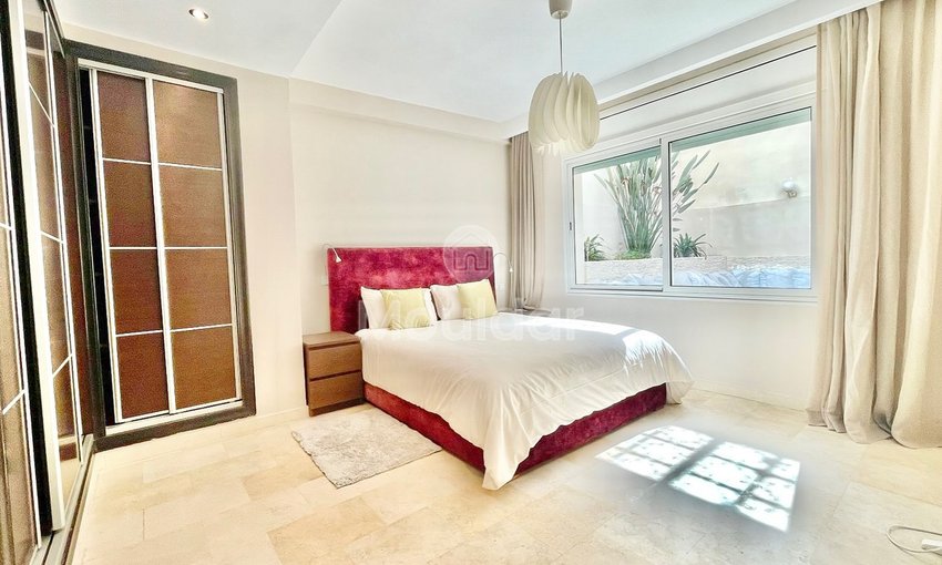 Ünlü Altın Üçgen'de bulunan ve 24 saat güvenli bir rezidans içinde kiralanabilir muhteşem bir mobilyalı daire.

Dairenin özellikleri:

- Toplam alan: 120 m², bunun 20 m²'si avlu
- 2 geniş yatak odası
- 2 banyo
- 1 WC
- Aydınlık ve geniş oturma odası
- Modern ve zarif mobilyalar
- Kişisel alanı olan tamamen donanımlı mutfak
- Geri çevrilebilir merkezi klima
- Garajda 1 park yeri

Konum:

- Birinci sınıf konum
- Tüm olanaklara yakın

Aylık 10.000 DHS kira ile, yönetime ait giderler dahil. - view 3