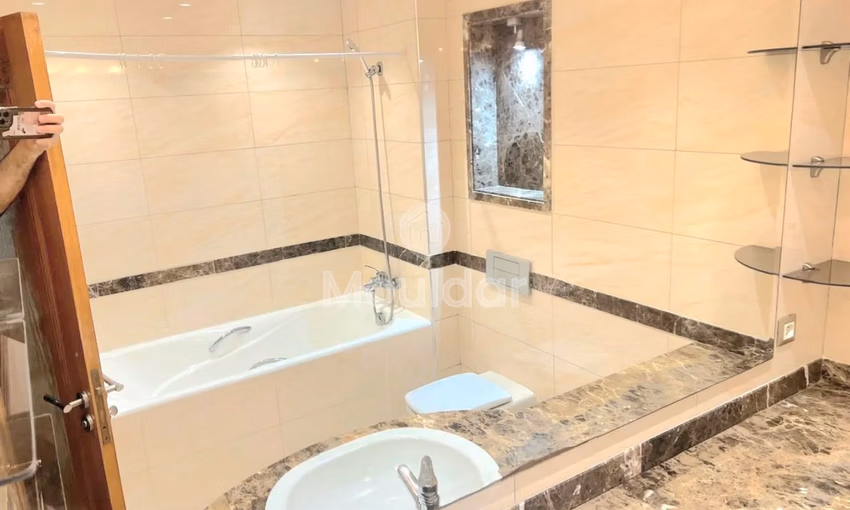 شقة جميلة مكونة من 3 غرف للإيجار في الدار البيضاء - الأميرات