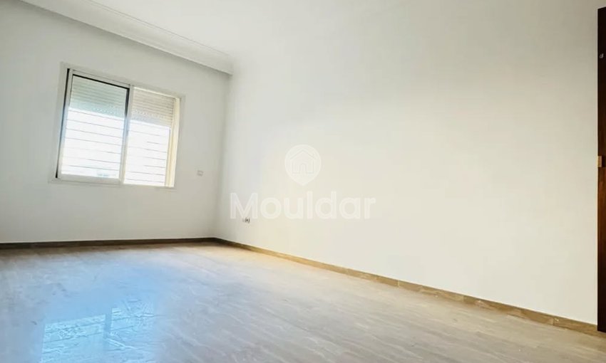 شقة للإيجار في الدار البيضاء: 3 غرف، 130م²
