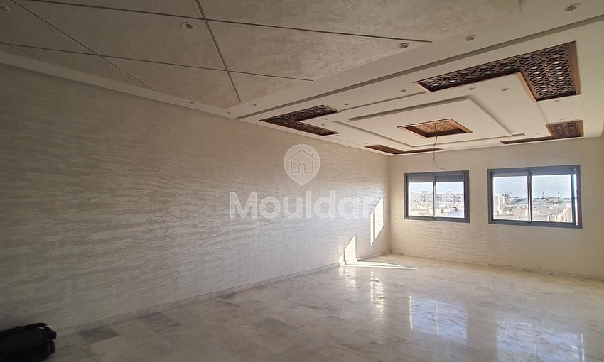 À vendre, un magnifique appartement en marbre d'une superficie de 128 mètres carrés, situé dans un environnement tranquille au quatrième étage (R+4).
Détails de la propriété :
- Superficie totale : 128 m²
- Chambres : 3 (dont une avec salle de bain)
- Salles de bain : 2
- Salon : 1
- Séjour
- Balcon
- Cuisine entièrement équipée
- Ascenseur
- Garage pour voitures
Emplacement :
- Situé à proximité du Blanco café
- Quartier chic avec toutes les commodités nécessaires à proximité
- Sans vis-à-vis
Prix : 88 millions, négociable.
Pour plus d'informations, veuillez contacter ou laisser un message via WhatsApp. - view 3