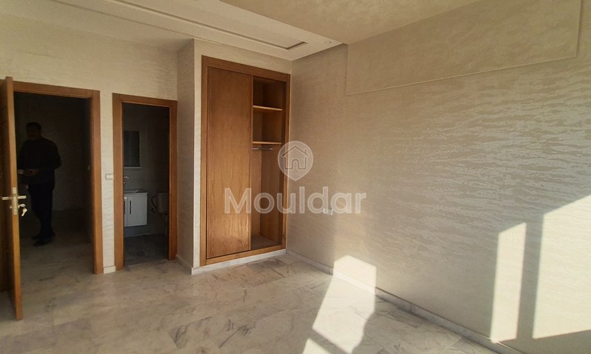 À vendre, un magnifique appartement en marbre d'une superficie de 128 mètres carrés, situé dans un environnement tranquille au quatrième étage (R+4).
Détails de la propriété :
- Superficie totale : 128 m²
- Chambres : 3 (dont une avec salle de bain)
- Salles de bain : 2
- Salon : 1
- Séjour
- Balcon
- Cuisine entièrement équipée
- Ascenseur
- Garage pour voitures
Emplacement :
- Situé à proximité du Blanco café
- Quartier chic avec toutes les commodités nécessaires à proximité
- Sans vis-à-vis
Prix : 88 millions, négociable.
Pour plus d'informations, veuillez contacter ou laisser un message via WhatsApp. - view 11