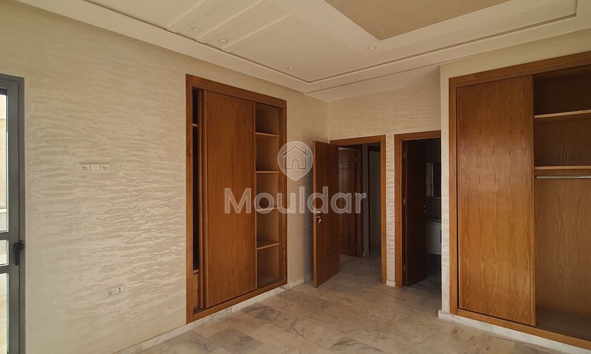 À vendre, un magnifique appartement en marbre d'une superficie de 128 mètres carrés, situé dans un environnement tranquille au quatrième étage (R+4).
Détails de la propriété :
- Superficie totale : 128 m²
- Chambres : 3 (dont une avec salle de bain)
- Salles de bain : 2
- Salon : 1
- Séjour
- Balcon
- Cuisine entièrement équipée
- Ascenseur
- Garage pour voitures
Emplacement :
- Situé à proximité du Blanco café
- Quartier chic avec toutes les commodités nécessaires à proximité
- Sans vis-à-vis
Prix : 88 millions, négociable.
Pour plus d'informations, veuillez contacter ou laisser un message via WhatsApp. - view 7