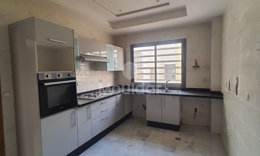 À vendre, un magnifique appartement en marbre d'une superficie de 128 mètres carrés, situé dans un environnement tranquille au quatrième étage (R+4).
Détails de la propriété :
- Superficie totale : 128 m²
- Chambres : 3 (dont une avec salle de bain)
- Salles de bain : 2
- Salon : 1
- Séjour
- Balcon
- Cuisine entièrement équipée
- Ascenseur
- Garage pour voitures
Emplacement :
- Situé à proximité du Blanco café
- Quartier chic avec toutes les commodités nécessaires à proximité
- Sans vis-à-vis
Prix : 88 millions, négociable.
Pour plus d'informations, veuillez contacter ou laisser un message via WhatsApp. - view 13