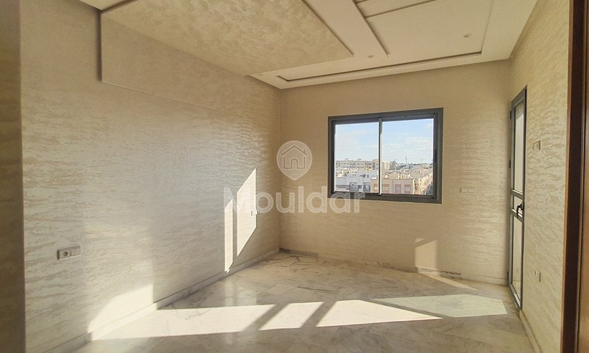 À vendre, un magnifique appartement en marbre d'une superficie de 128 mètres carrés, situé dans un environnement tranquille au quatrième étage (R+4).
Détails de la propriété :
- Superficie totale : 128 m²
- Chambres : 3 (dont une avec salle de bain)
- Salles de bain : 2
- Salon : 1
- Séjour
- Balcon
- Cuisine entièrement équipée
- Ascenseur
- Garage pour voitures
Emplacement :
- Situé à proximité du Blanco café
- Quartier chic avec toutes les commodités nécessaires à proximité
- Sans vis-à-vis
Prix : 88 millions, négociable.
Pour plus d'informations, veuillez contacter ou laisser un message via WhatsApp. - view 4