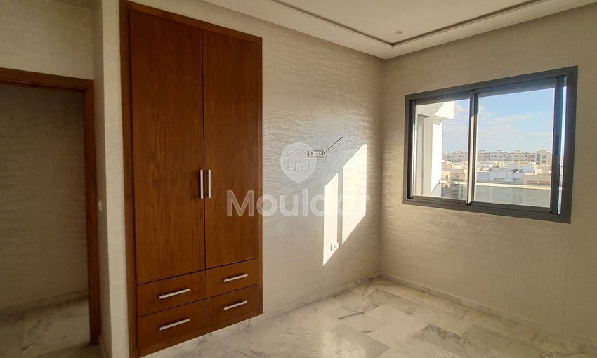 À vendre, un magnifique appartement en marbre d'une superficie de 128 mètres carrés, situé dans un environnement tranquille au quatrième étage (R+4).
Détails de la propriété :
- Superficie totale : 128 m²
- Chambres : 3 (dont une avec salle de bain)
- Salles de bain : 2
- Salon : 1
- Séjour
- Balcon
- Cuisine entièrement équipée
- Ascenseur
- Garage pour voitures
Emplacement :
- Situé à proximité du Blanco café
- Quartier chic avec toutes les commodités nécessaires à proximité
- Sans vis-à-vis
Prix : 88 millions, négociable.
Pour plus d'informations, veuillez contacter ou laisser un message via WhatsApp. - view 6