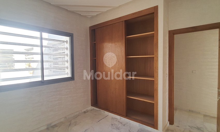 À vendre, un magnifique appartement en marbre d'une superficie de 128 mètres carrés, situé dans un environnement tranquille au quatrième étage (R+4).
Détails de la propriété :
- Superficie totale : 128 m²
- Chambres : 3 (dont une avec salle de bain)
- Salles de bain : 2
- Salon : 1
- Séjour
- Balcon
- Cuisine entièrement équipée
- Ascenseur
- Garage pour voitures
Emplacement :
- Situé à proximité du Blanco café
- Quartier chic avec toutes les commodités nécessaires à proximité
- Sans vis-à-vis
Prix : 88 millions, négociable.
Pour plus d'informations, veuillez contacter ou laisser un message via WhatsApp. - view 9