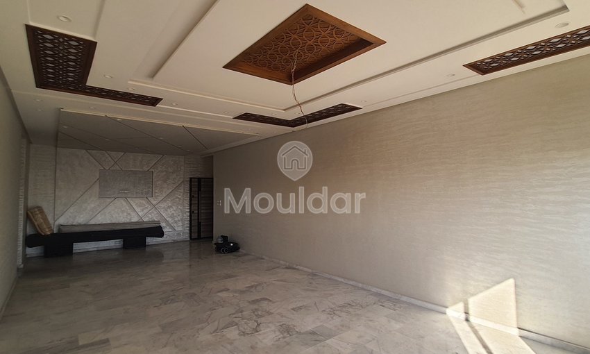 À vendre, un magnifique appartement en marbre d'une superficie de 128 mètres carrés, situé dans un environnement tranquille au quatrième étage (R+4).
Détails de la propriété :
- Superficie totale : 128 m²
- Chambres : 3 (dont une avec salle de bain)
- Salles de bain : 2
- Salon : 1
- Séjour
- Balcon
- Cuisine entièrement équipée
- Ascenseur
- Garage pour voitures
Emplacement :
- Situé à proximité du Blanco café
- Quartier chic avec toutes les commodités nécessaires à proximité
- Sans vis-à-vis
Prix : 88 millions, négociable.
Pour plus d'informations, veuillez contacter ou laisser un message via WhatsApp. - view 5