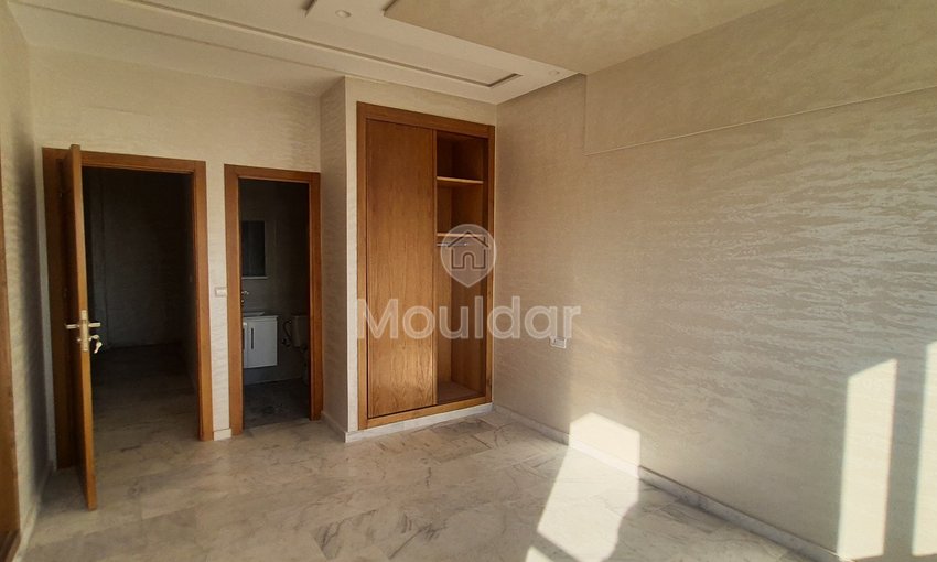 À vendre, un magnifique appartement en marbre d'une superficie de 128 mètres carrés, situé dans un environnement tranquille au quatrième étage (R+4).
Détails de la propriété :
- Superficie totale : 128 m²
- Chambres : 3 (dont une avec salle de bain)
- Salles de bain : 2
- Salon : 1
- Séjour
- Balcon
- Cuisine entièrement équipée
- Ascenseur
- Garage pour voitures
Emplacement :
- Situé à proximité du Blanco café
- Quartier chic avec toutes les commodités nécessaires à proximité
- Sans vis-à-vis
Prix : 88 millions, négociable.
Pour plus d'informations, veuillez contacter ou laisser un message via WhatsApp. - view 10