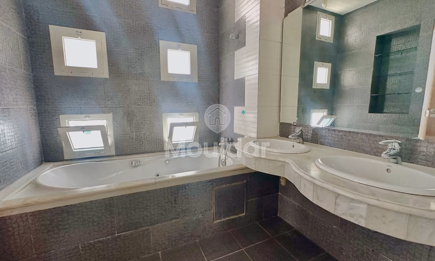 فيلا للإيجار: الفخامة والراحة في عين الدياب، الدار البيضاء