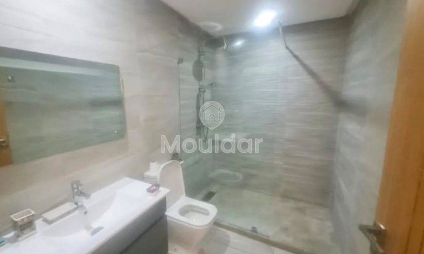 De închiriat: Apartament fermecător de 126 m² situat în cartierul Les Hermitage din Casablanca.

- Suprafața: 126 m²
- 5 etaje cu lift
- Sufragerie mare
- 2 dormitoare
- 2 băi
- Bucătărie echipată
- Terasă
- Loc de parcare

Apartamentul beneficiază de apropierea imediată de magazine, școli și transporturi.

Preț chirie: 8300 DH pe lună (cu comisionul de administrare inclus). - view 5